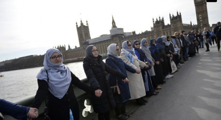 Muslimanke se okupile na mostu u Londonu u znak solidarnosti sa žrtvama