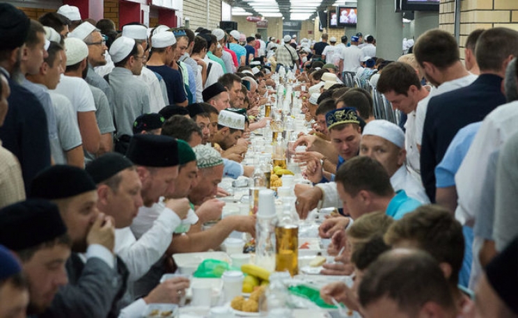 Najveći iftar u Rusiji: 10 hiljada vjernika i predstavnici drugih religija