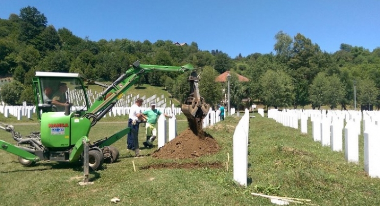 Sve spremno za kolektivnu dženazu 11. jula: U Potočarima počelo kopanje mezara