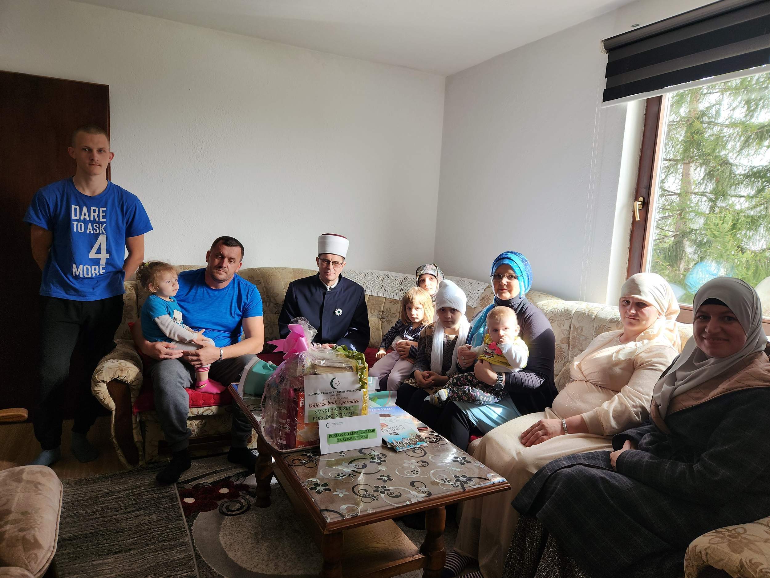 Porodica Selman.jpg - Podrška natalitetu: Reisul-ulema darovao pet porodica u Bosanskoj krajini