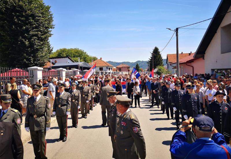 vojska_srbije_bratunac.jpg - Niko nema pravo glavu zaroniti u mulj!