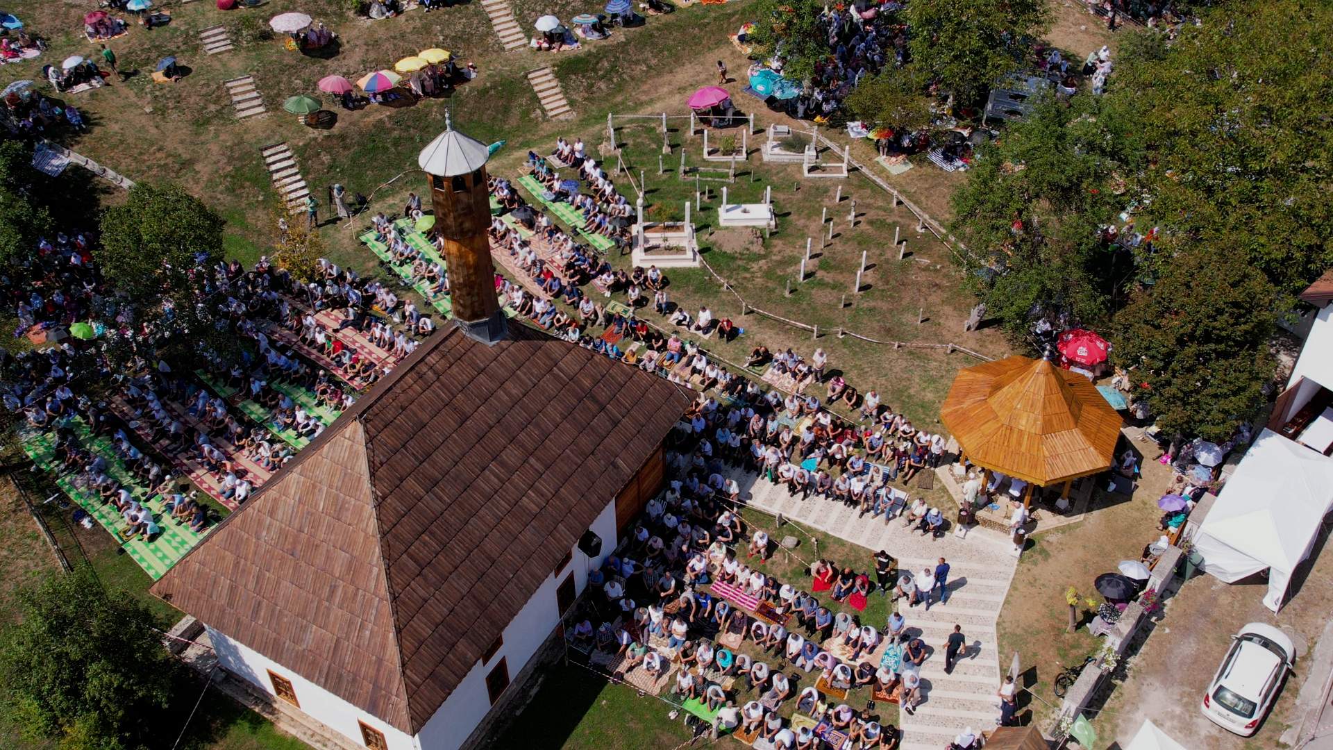 Tradicija učenja dove i mevludi-šerifa u Kraljevoj Sutjesci seže u historiju do dana kada je sultan Mehmed ll Fatih dao sagraditi džamiju 1463. godine, nadomak Kaknja