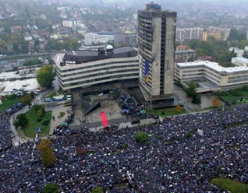 dženaza.jpg - Na današnji dan više od 100.000 ljudi klanjalo dženazu prvom predsjedniku RBiH: Život i djelo Alije Izetbegovića bili sudbonosno vezani za Bosnu