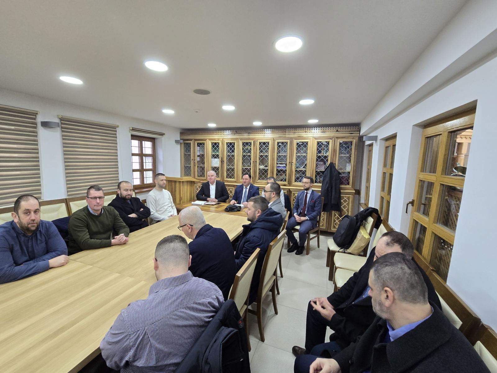 IMG-c03913e44c350c2fa86514b44b6a7e4d-V.jpg - Predstavnici Media centra u Tešnju: Seminar za imame i sastanak s načelnikom