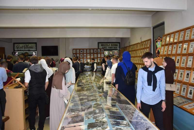 Muzej.jpg - Duhovna i kulturna veza: Delegacija Muftijstva sandžačkog i studenti FIN-a posjetili Bužim