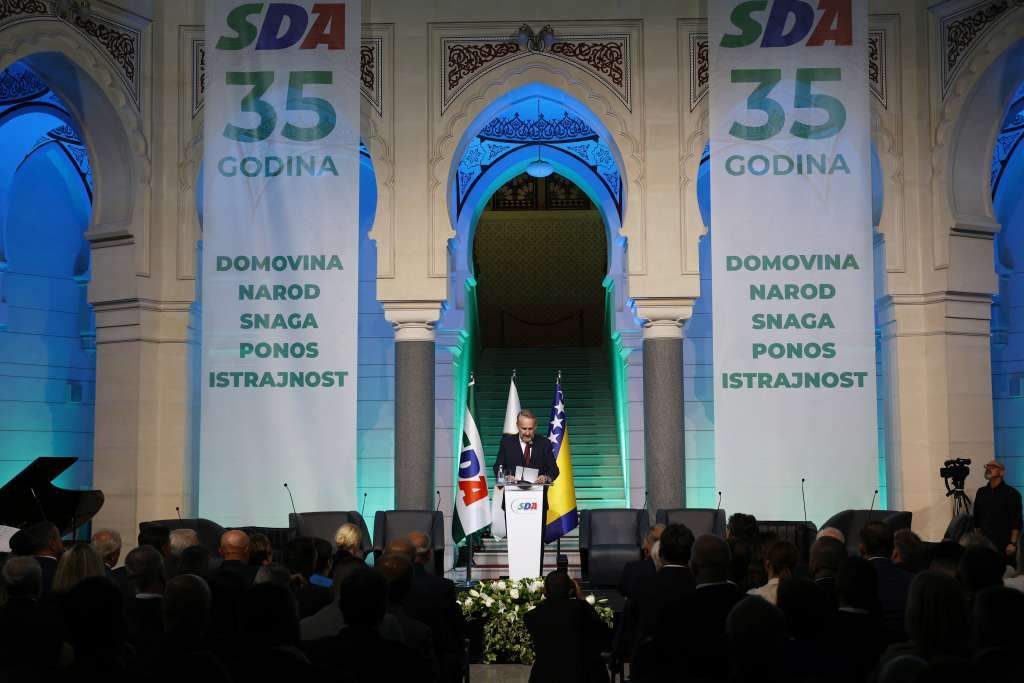 01.jpg - Izetbegović povodom 35 godina SDA: Nastavit ćemo se kretati korak po korak, ali uvijek naprijed