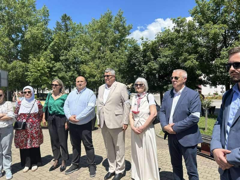 m_ffa8efe9464ac911965a324bc1af987b.jpg - Velika Kladuša: Obilježen Dan bijelih traka u znak sjećanja na žrtve zločina u Prijedoru