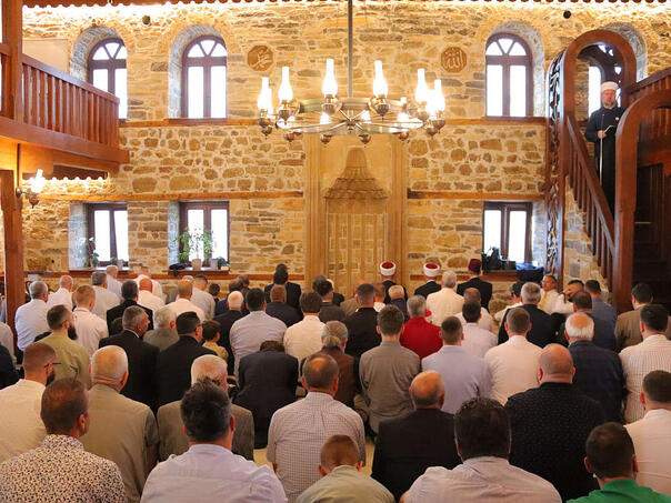 bajram-namaz-klanjan-u-zenici-muftija-dizdarevic-poslao-snazne-poruke-ze1_68428083be1a8.jpg - Muftija Dizdarević iz Zenice uputio snažne bajramske poruke: Vjera nas ne udaljava od svijeta, već nas osnažuje da ga mijenjamo