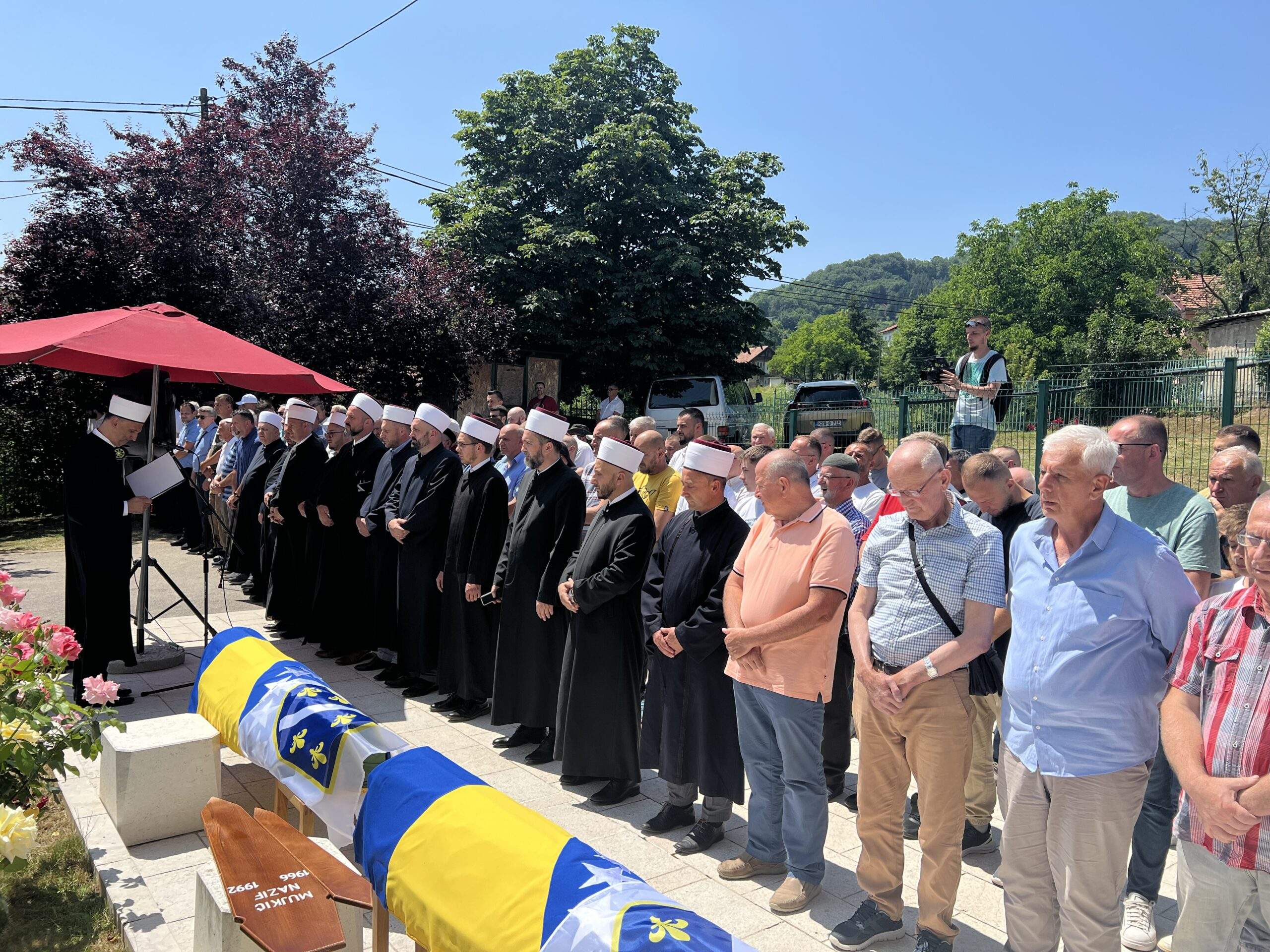 IMG_7950-scaled.jpeg - Klanjana zajednička dženaza u Ahatovićima: Glavni imam dr. Abdulgafar Velić poručio – Šutnja o zlu otvara vrata njegovom povratku
