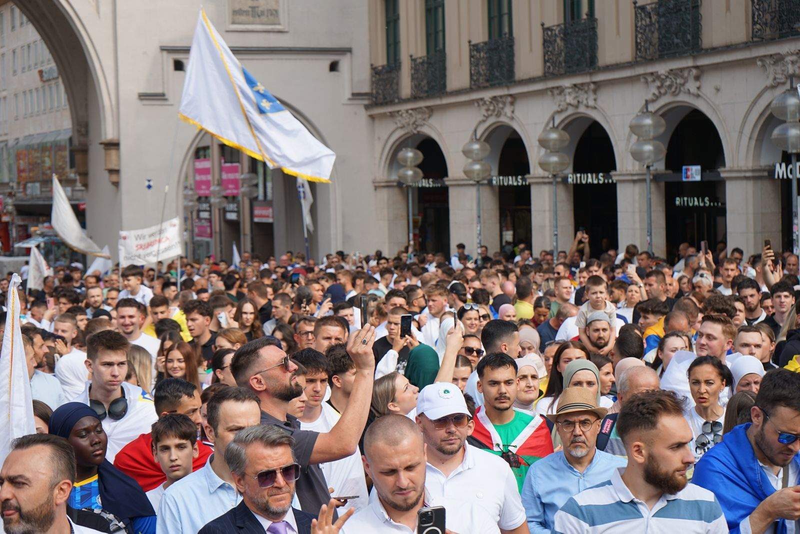 1000044039.jpg - Minhen: Dženaza u odsustvu i Marš mira za šehide Srebrenice