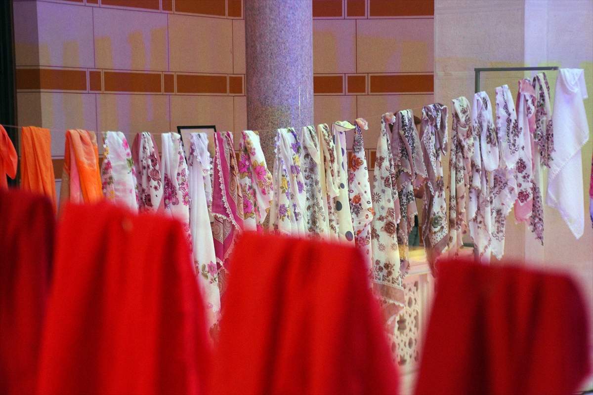 U sarajevskoj Vijećnici otvorena izložba "Majke/Mothers" i instalacija "Mahrame sjećanja"