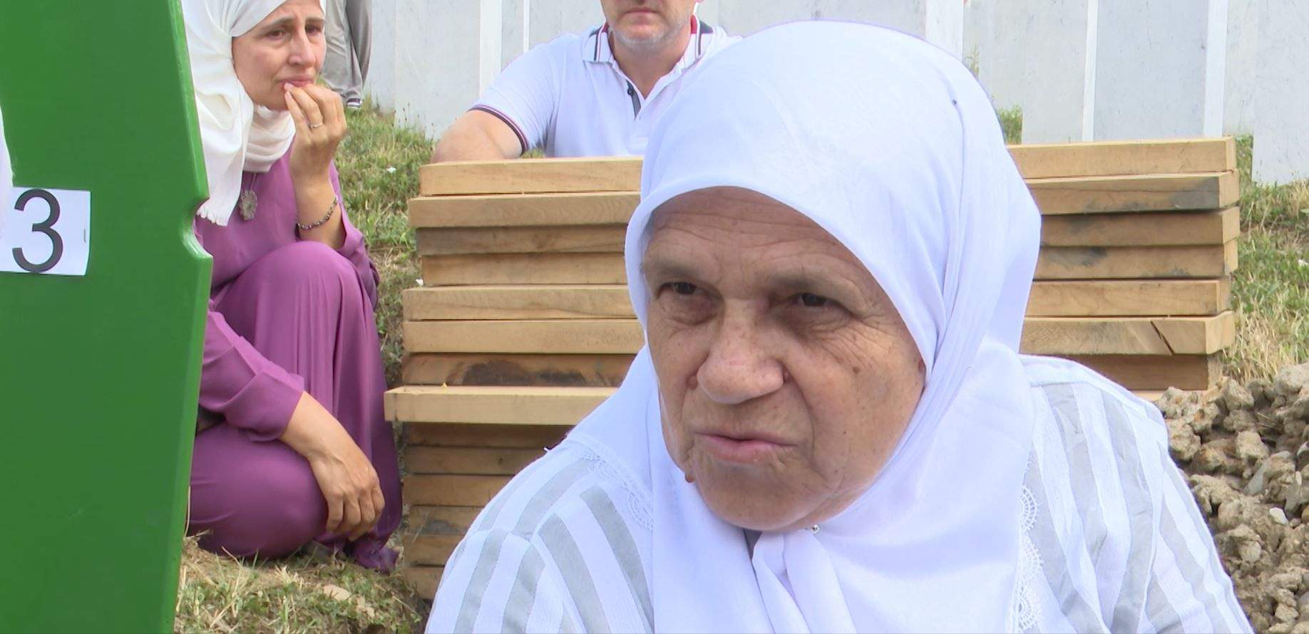 Munevera Mujić - Srebrenica : Gledamo bijele nišane i živimo od dženaze do dženaze