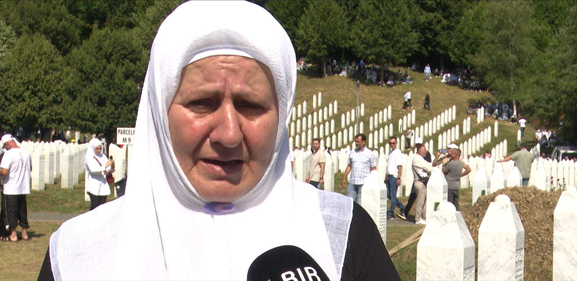 Munevera Mujić - Srebrenica : Gledamo bijele nišane i živimo od dženaze do dženaze