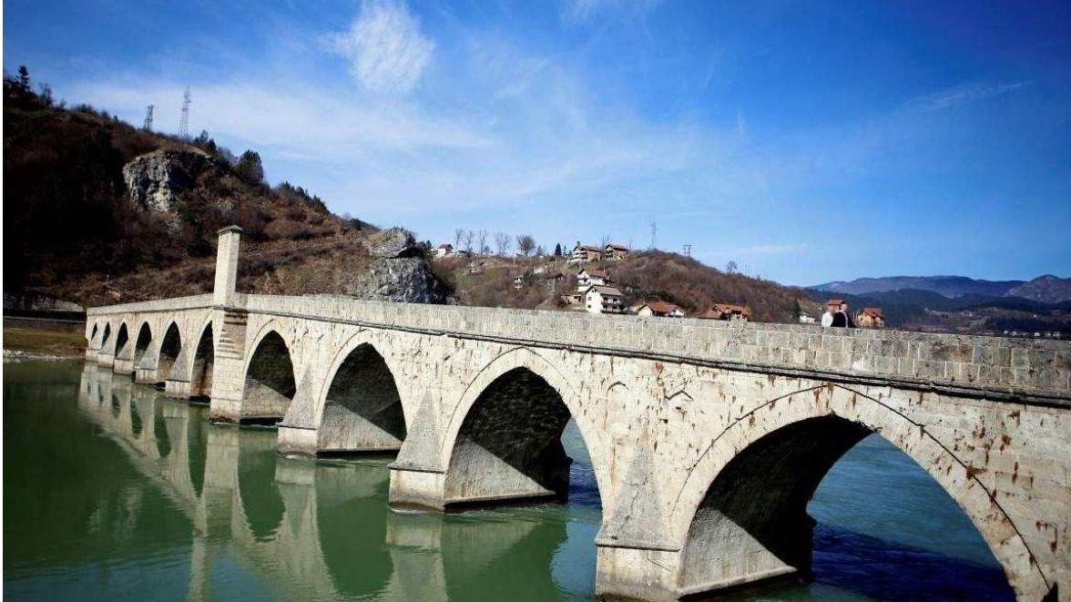 nova-uvreda-visegradskih-zrtava-srbi-najavili-dernek-na-mostu-mehmed-pase-sokolovica-odakle-su-bosnjaci-ubijani-i-bacani-u-drinu20638.jpg - Mimar Sinan: Vizionar i arhitekta koji je ostavio pečat na izgled mnogih gradova