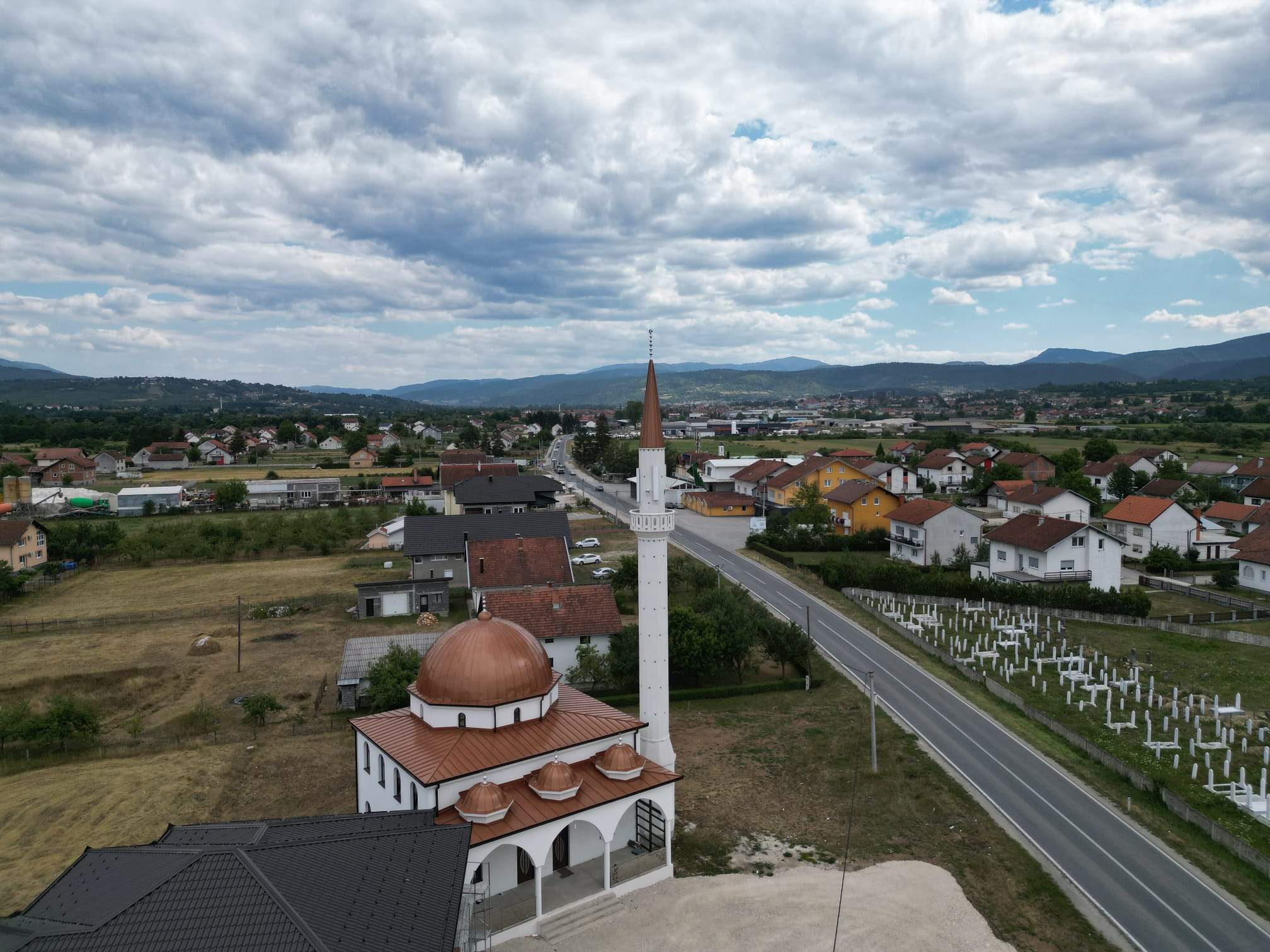 Džamija Vedro Polje (Foto: Mahir Ramić/ Medžlis Bugojno) - Kemal-ef. Tokmić uoči otvorenja džamije u Vedrom Polju: Raduje nas da se ljudi ugrađuju u trajna dobra