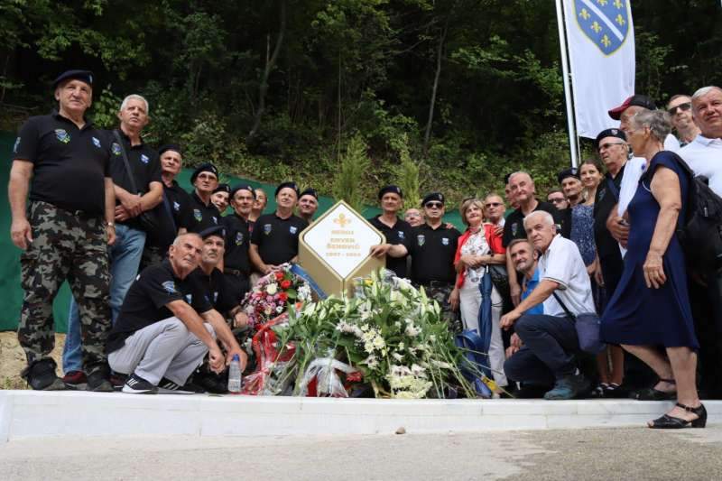 m_a976a43d994cb561b727b32ca364f6f2.jpg - Otkriven spomenik komandantu Enveru Šehoviću i njegovim savorcima – Simbol časti, otpora i žrtve za domovinu