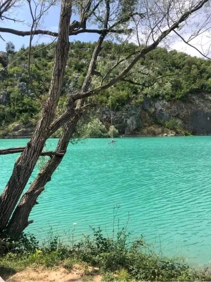 ab.jpg - Povratnici u Dabrici vlastitim snagama i uz pomoć humanitarnog fonda Atlanta iz SAD-a grade put do svojih kuća
