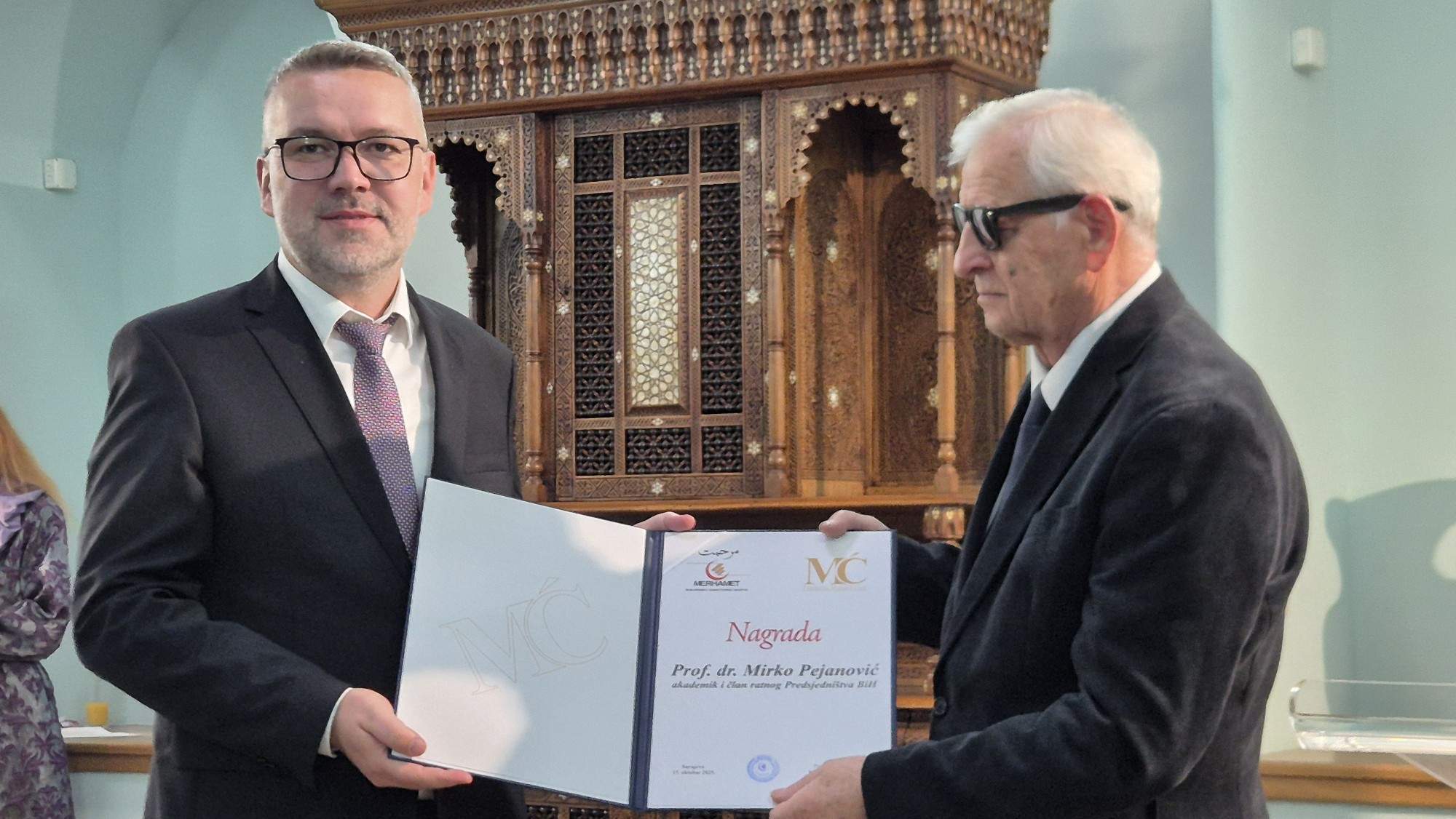 Direktor „Merhameta“ Kenan Vrbanjac i akademik Mirko Pejanović - „Merhamet“ dodijelio nagrade Fondacije „Muradif Ćato“ za 2023. i 2024. godinu