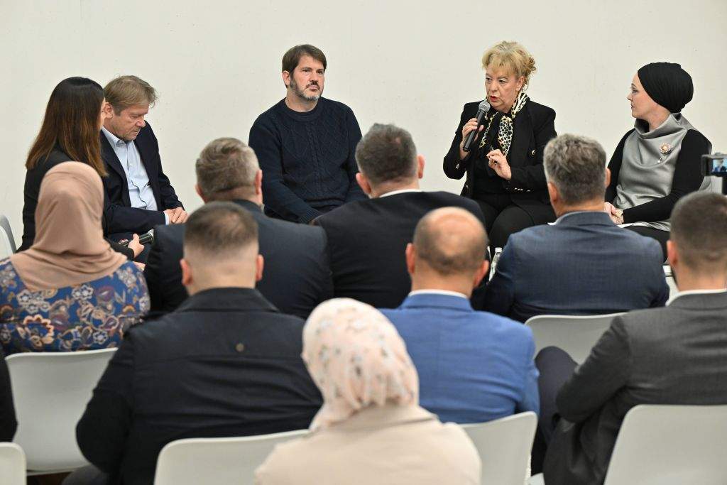 naslovna.jpg - MKC Ljubljana: Održana druga javna rasprava o prilagođavanju školskih jelovnika za djecu koja ne jedu svinjetinu