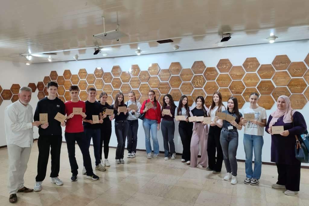 l_c3da1fe0bf10cdfe024c78b297e669f9.jpg - Izložba 