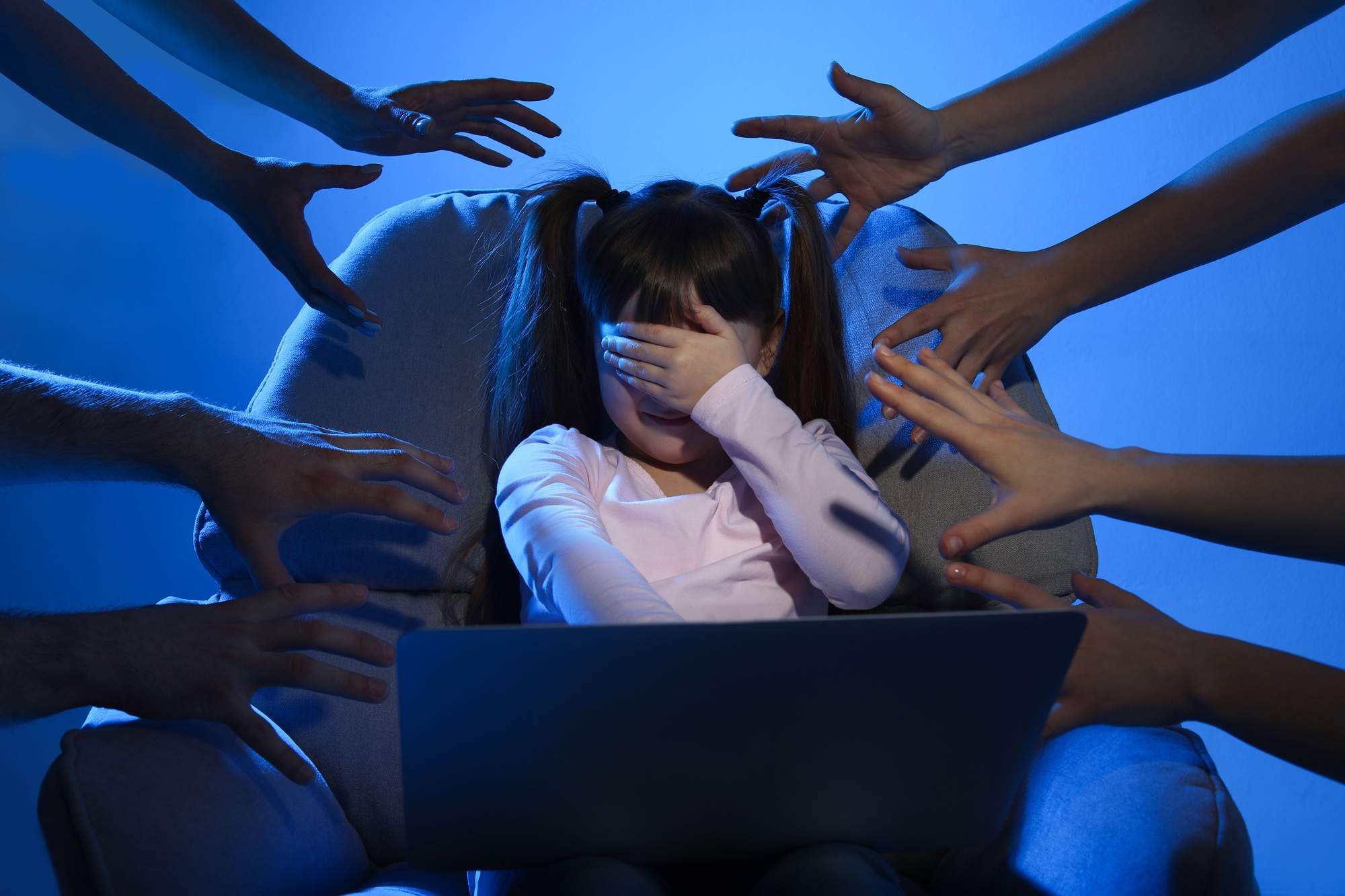 strangers-reaching-frightened-little-child-with-laptop-color-background-cyber-danger.jpg - Saša Petrović za Radio Bir: Cyber nasilje nad djecom je stvarnost, roditelji moraju preuzeti odgovornost