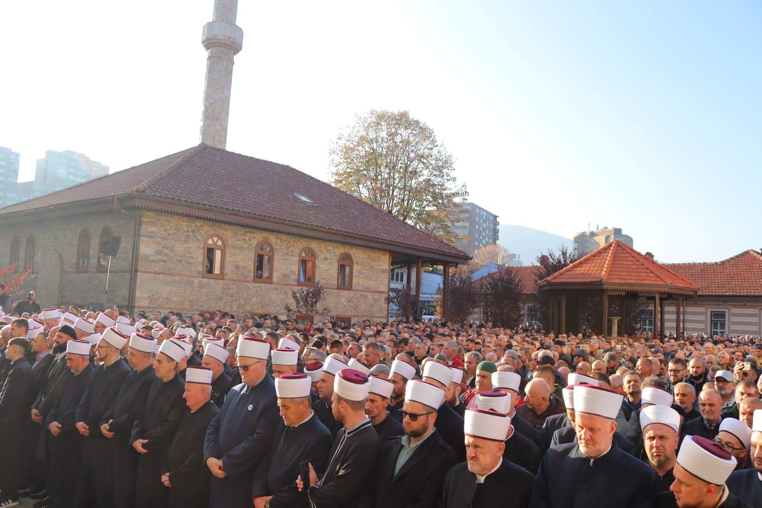 Dženaza.jpeg - Reisul-ulema na dženazi hfz. Halilu Mehtiću: Njegova prisutnost među nama bila je blagodat