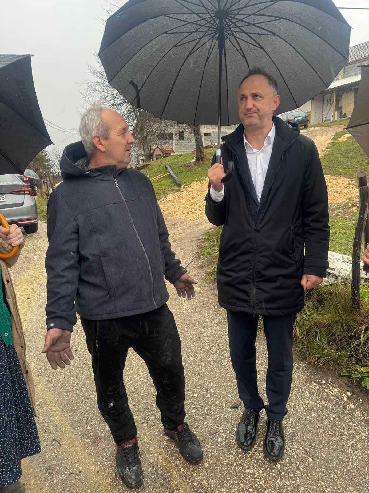 Foto: MIZ Sarajevo - Glavni imam Medžlisa Sarajevo posjetio porodicu Mujić u Semizovcu nakon požara