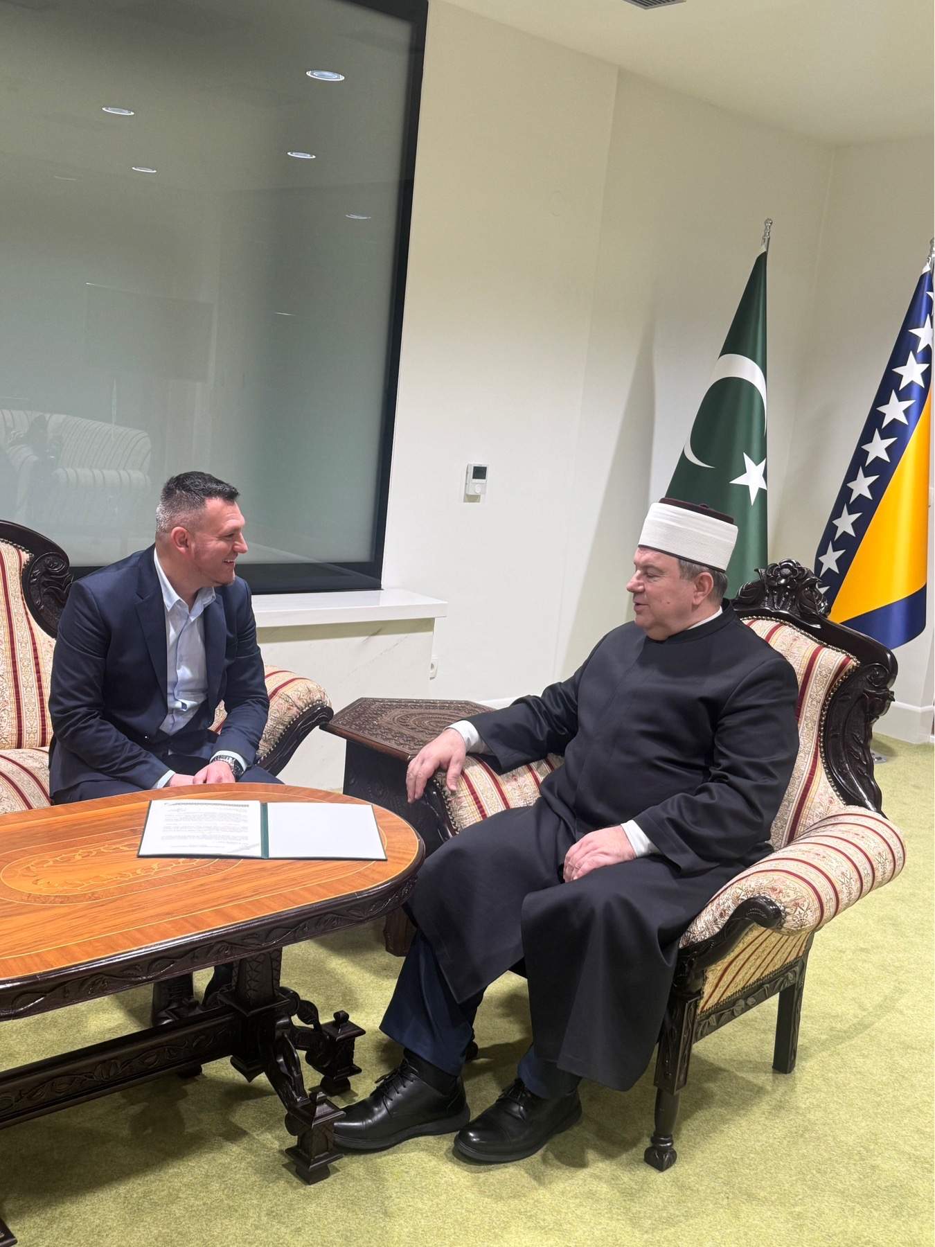 IMG_8124.jpeg - Uručen dekret glavnom imamu Islamske zajednice Bošnjaka u Velikoj Britaniji