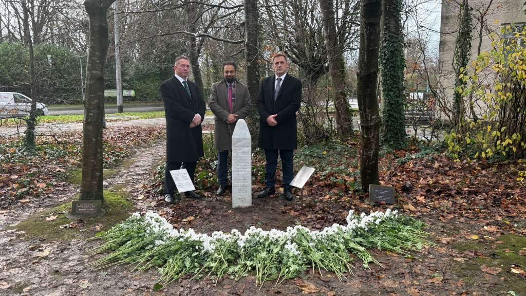 l_c3d0cd8dedc2406796cb17c2a781a49f.jpeg - U Walesu otkriven kamen-spomenik posvećen genocidu u Srebrenici