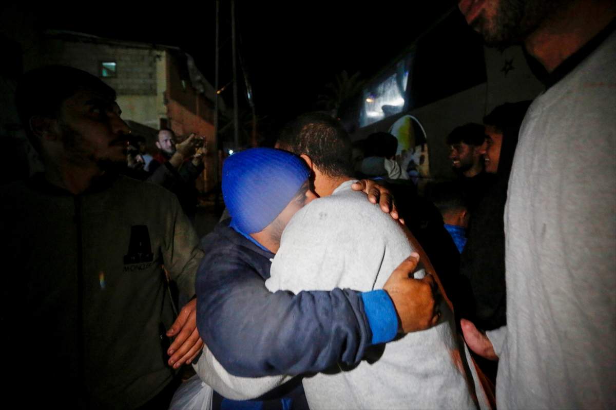 AA-20251215-39989927-39989911-PALESTINSKI_ZATVORENICI_OSLOBODENI_IZ_IZRAELSKIH_ZATVORA_STIGLI_U_DEIR_ALBALAH.jpg - Oslobođeni palestniski zatvorenici stigli u Deir al-Balah