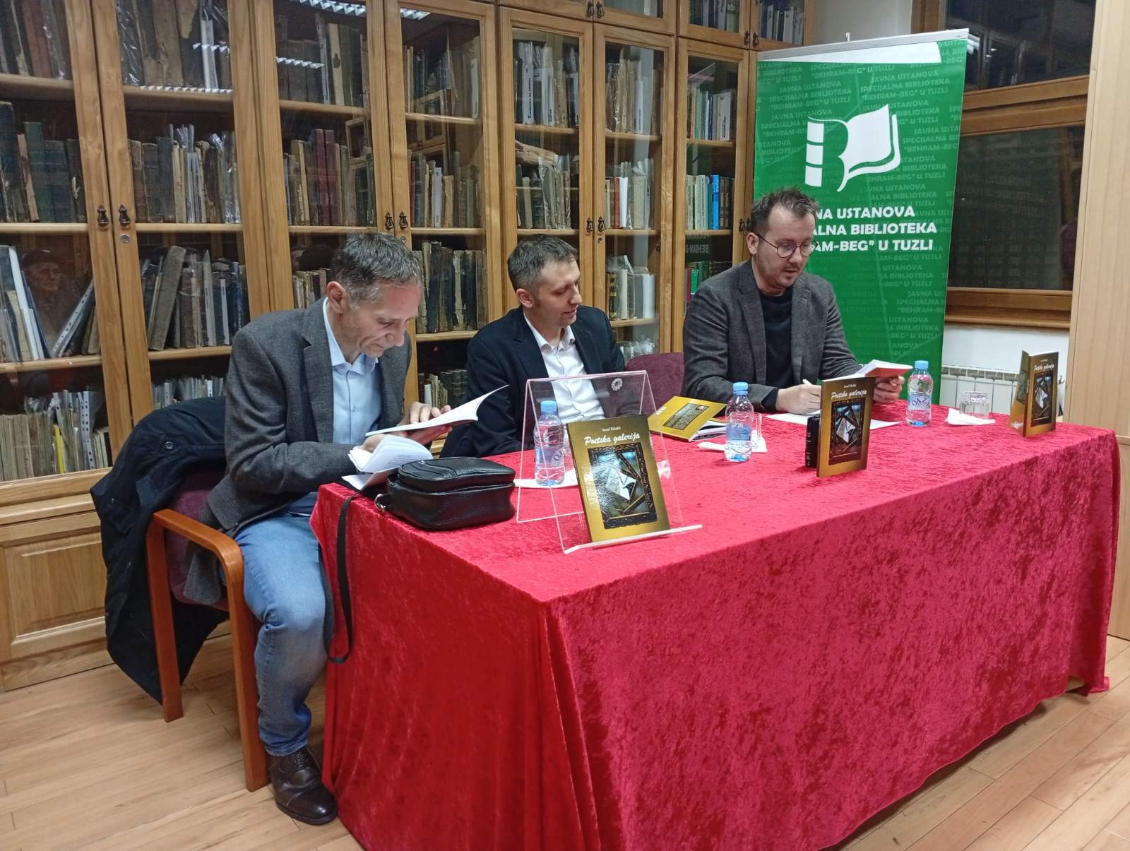 viber_image_2025-12-15_20-45-38-115.jpg - U Biblioteci &bdquo;Behram-beg&ldquo; predstavljena &bdquo;Poetska galerija&ldquo; Jusufa Džafića