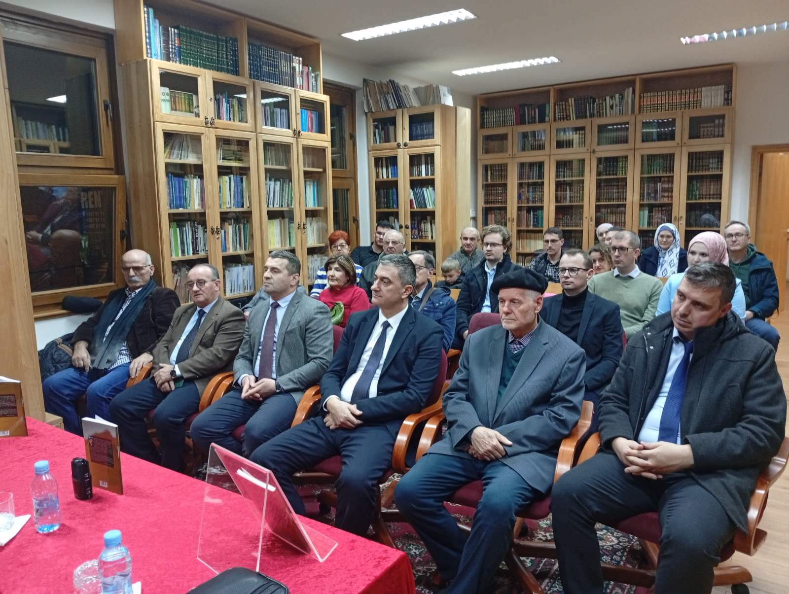 viber_image_2025-12-15_20-45-40-158.jpg - U Biblioteci &bdquo;Behram-beg&ldquo; predstavljena &bdquo;Poetska galerija&ldquo; Jusufa Džafića