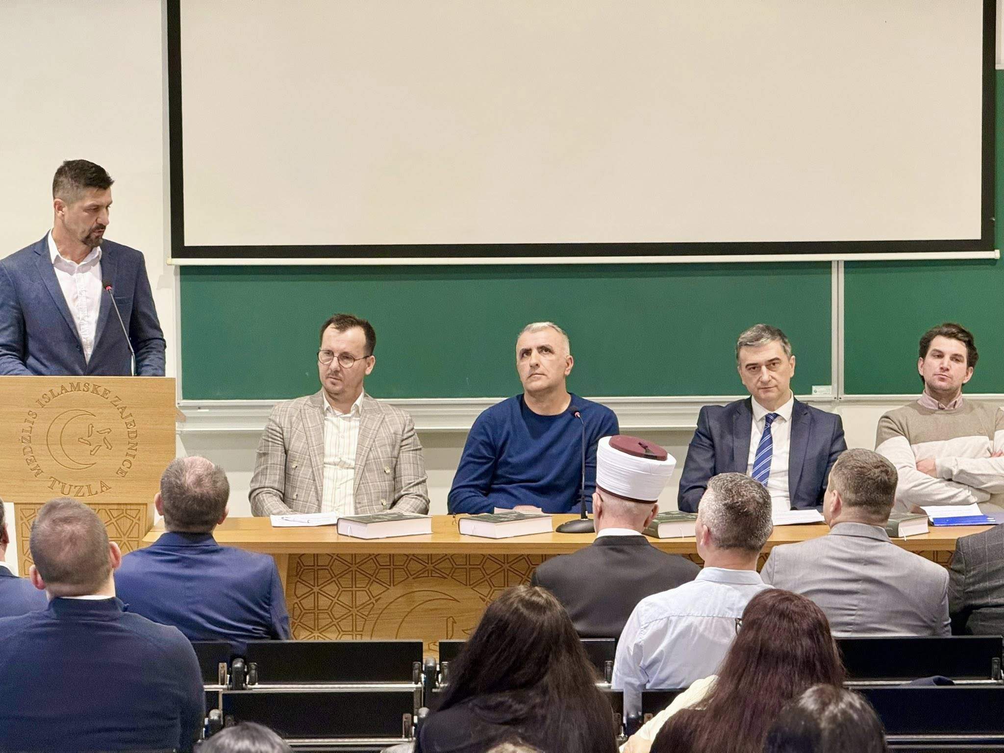 Unknown.jpeg - U Tuzli promovisano djelo &bdquo;Od Drine do Zelenog Jadra&ldquo; Senada Karića: Knjiga koja dokumentuje zločin