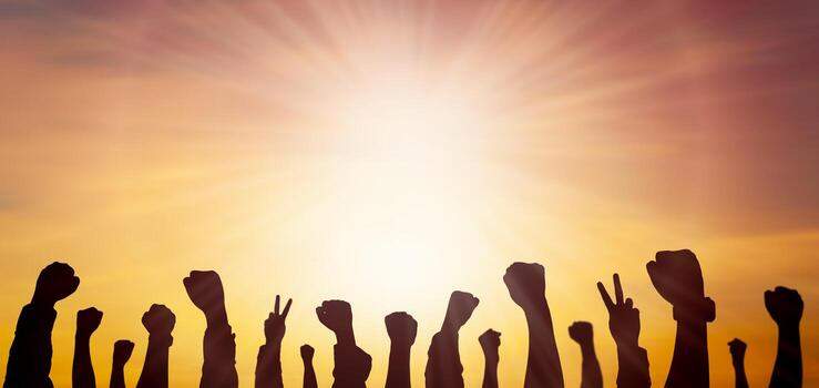 silhouette-of-people-raising-their-hands-together-showing-the-unity-symbol-on-sky-background-concept-of-instilling-determination-building-morale-for-teamwork-and-victory-with-copy-space-photo.jpg - Čuvari identiteta, nosioci progresa