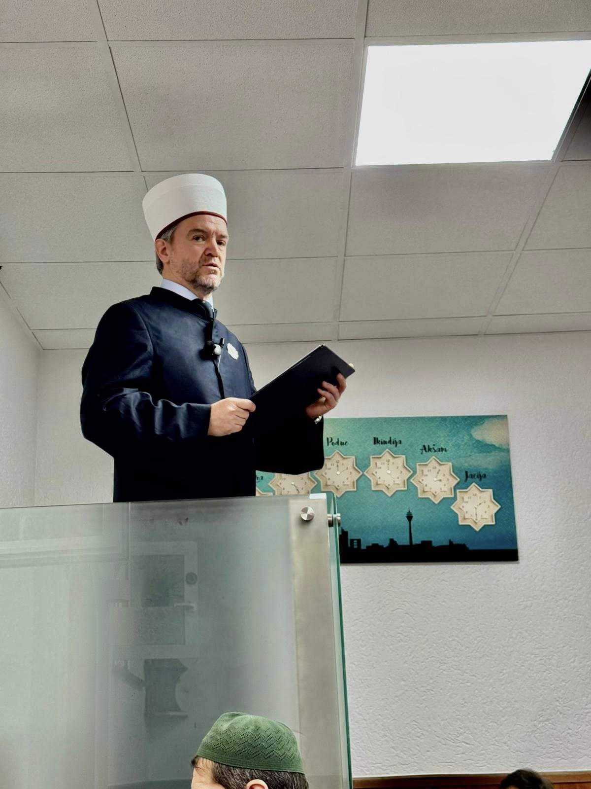 Foto: Ured muftije za Zapadnu Evropu - Muftija Kobilica u džematu D&uuml;sseldorf: Djeca će upoznati Poslanika najbolje kroz način na koji mi živimo ono &scaron;to o njemu govorimo