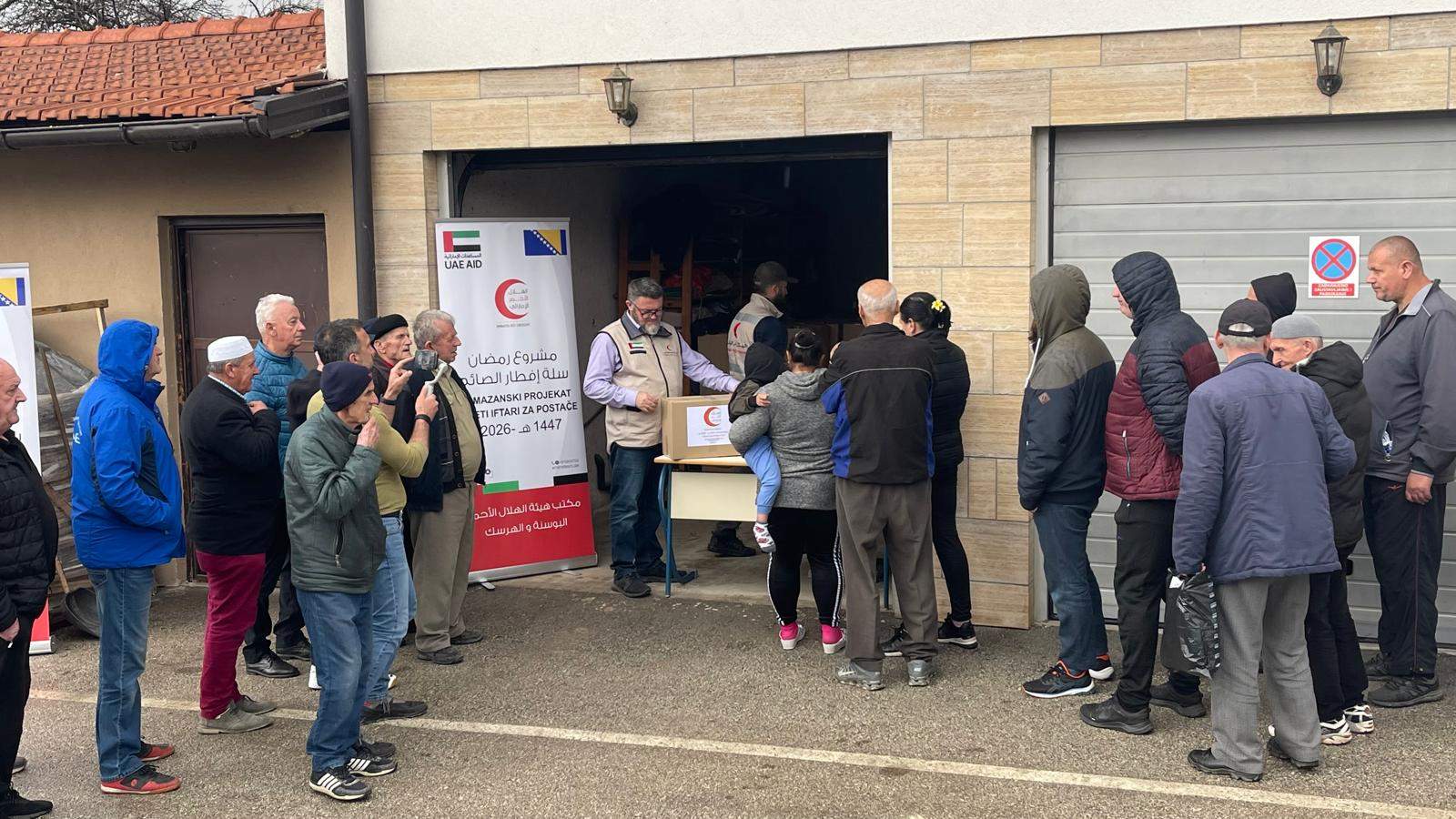Vitez2.jpg - U Vitezu podijeljeno 200 ramazanskih paketa u okviru projekta Crvenog polumjeseca Ujedinjenih Arapskih Emirata