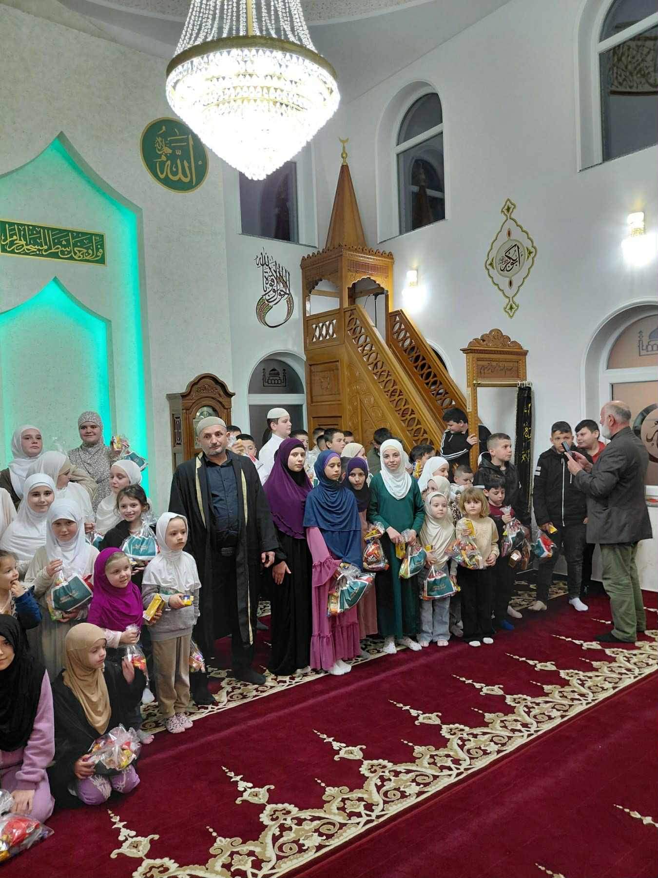 Konjare2.jpg - Dolno Konjare: Podjela bajramskih paketića uljep&scaron;ala Lejletul-Kadr najmlađima