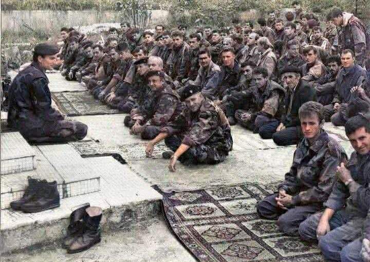 sss.jpg - Džemat koji traje u meni