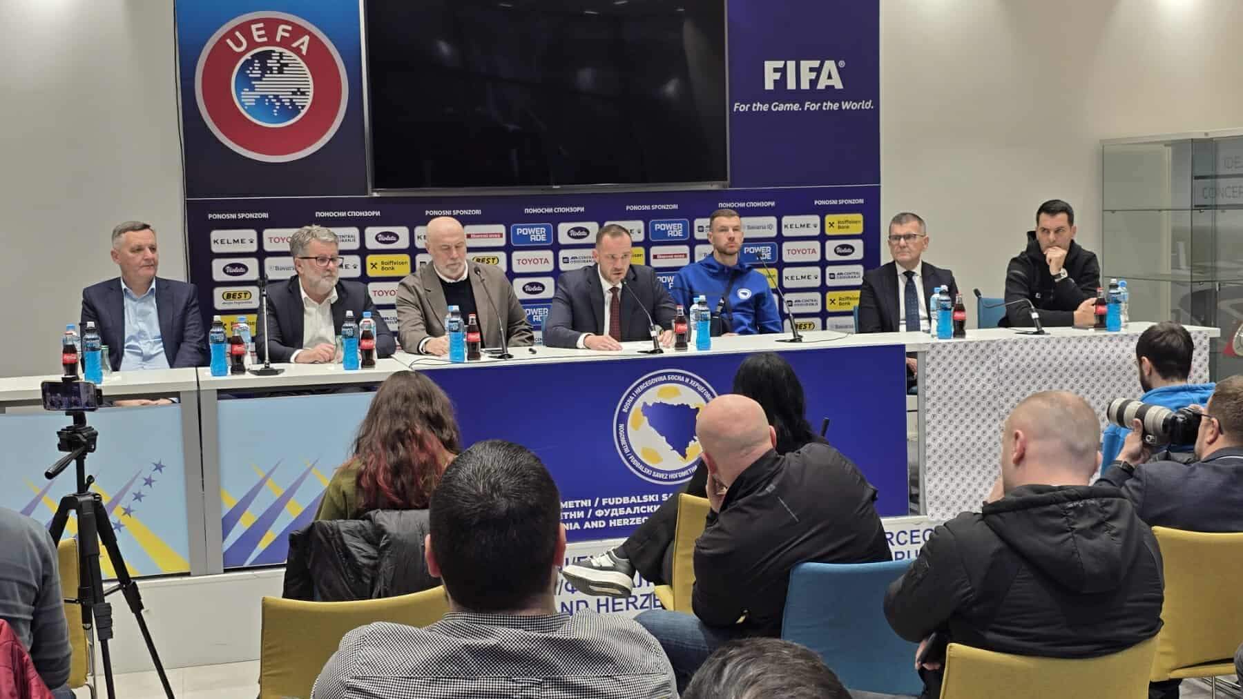 press-konferencija-povodom-plasmana-na-svjetsko-prvenstvo-2026-aleksandro-zubcevic-hayat-6-1800x1013.jpg - Zeljković, Barbarez, Spahić i Džeko: Rezultat predanog i dugotrajnog rada
