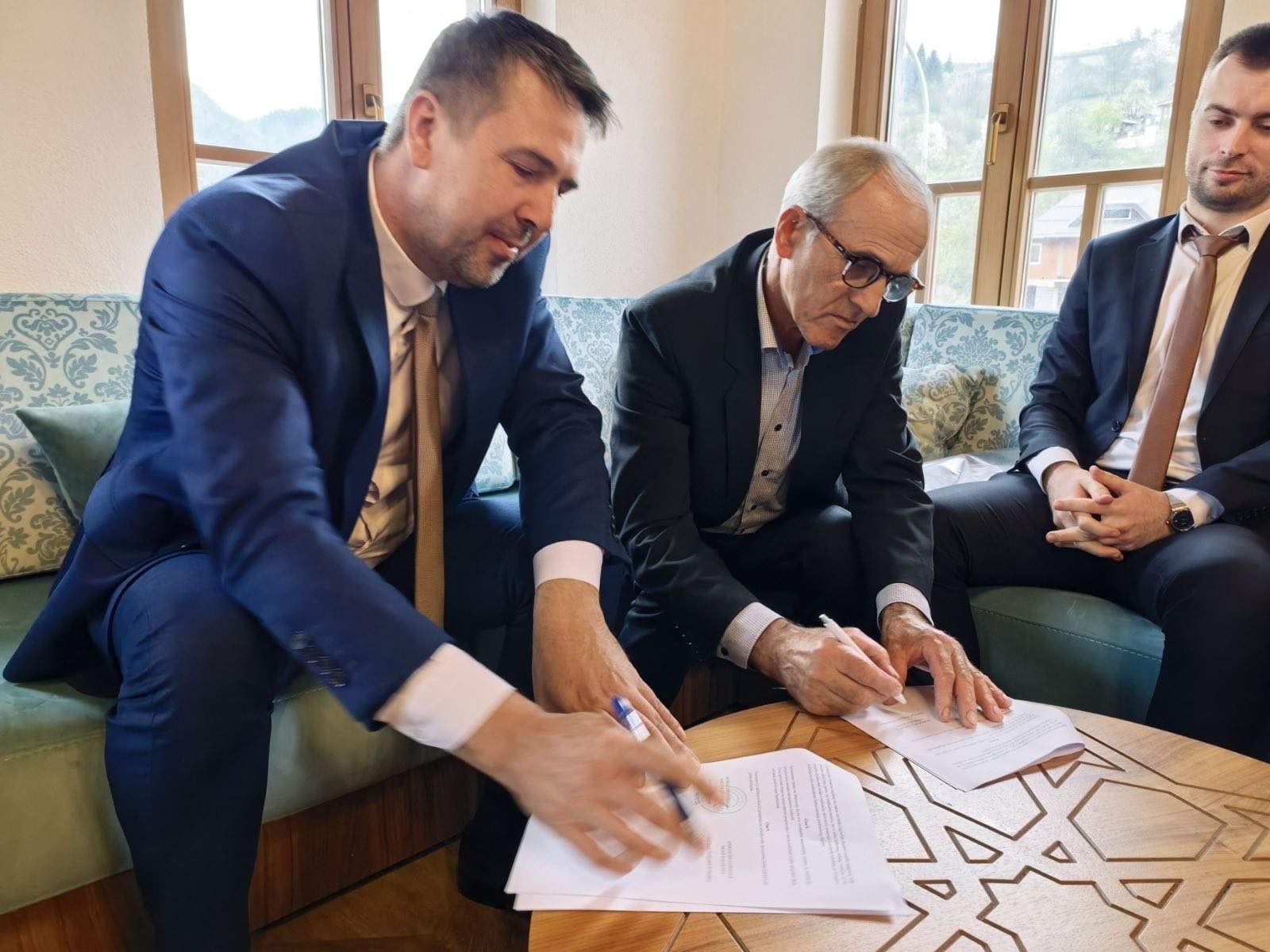 IMG-f685a4093aaff55c1129deedee96a9b8-V.jpg - Potpisan sporazum o finansiranju Islamskog edukativnog centra u džematu Olovske Luke 