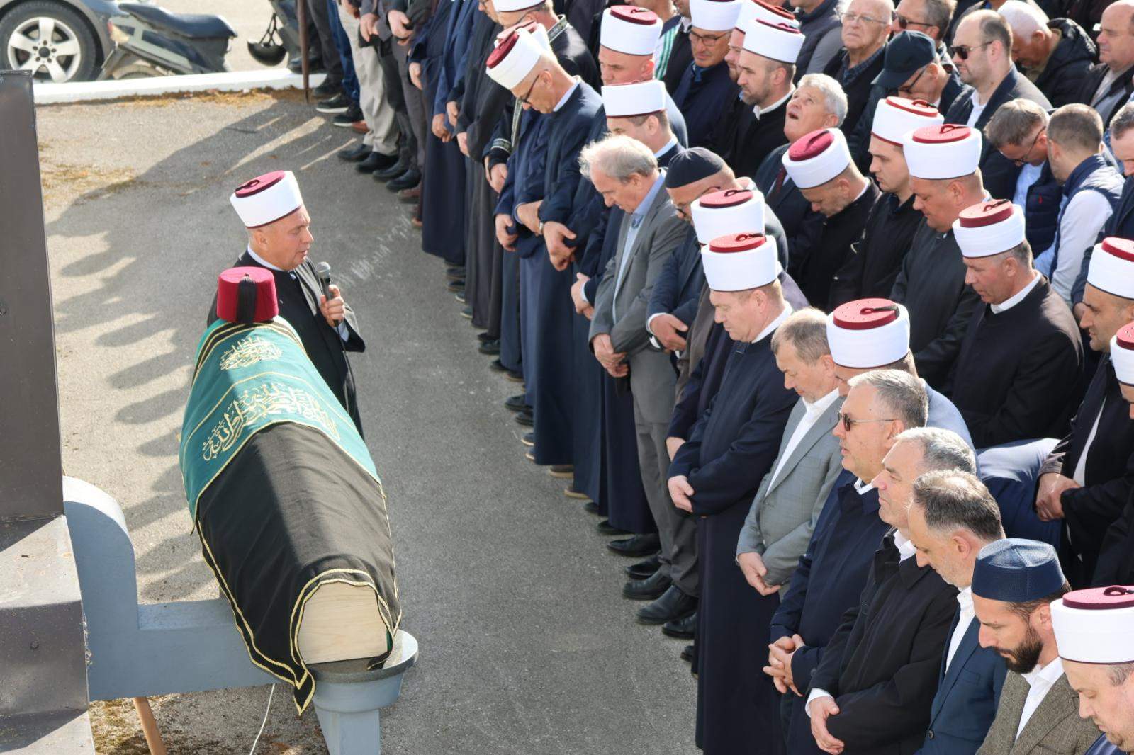 IMG-8d0fd3c2240819085067a651128daf81-V.jpg - Dženaza i ukop prof. dr. Orhana Bajraktarevića obavljeni u &Scaron;pionici