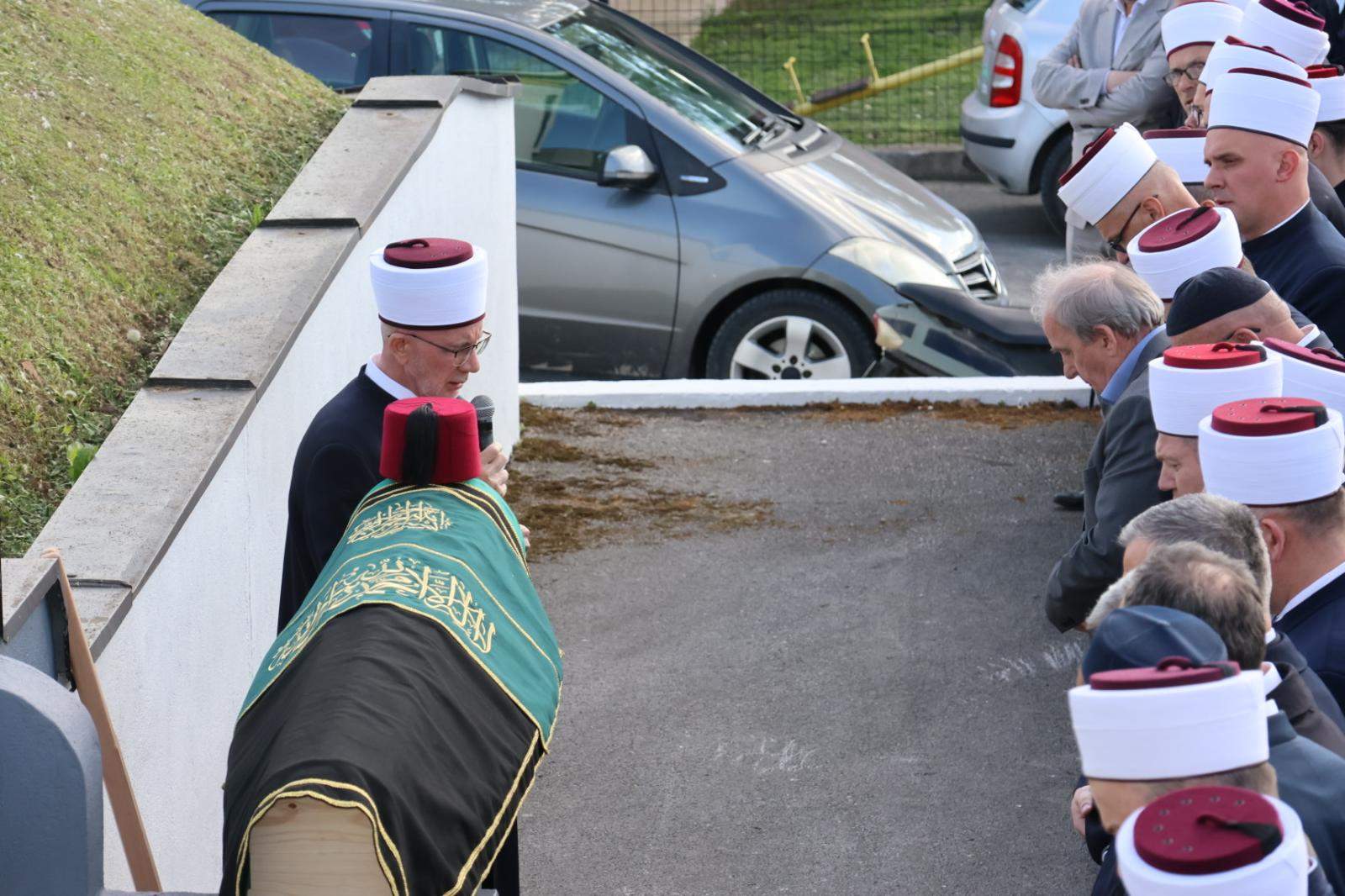 IMG-d96e234310d57ac7d7e9d71d85d3735a-V.jpg - Dženaza i ukop prof. dr. Orhana Bajraktarevića obavljeni u &Scaron;pionici