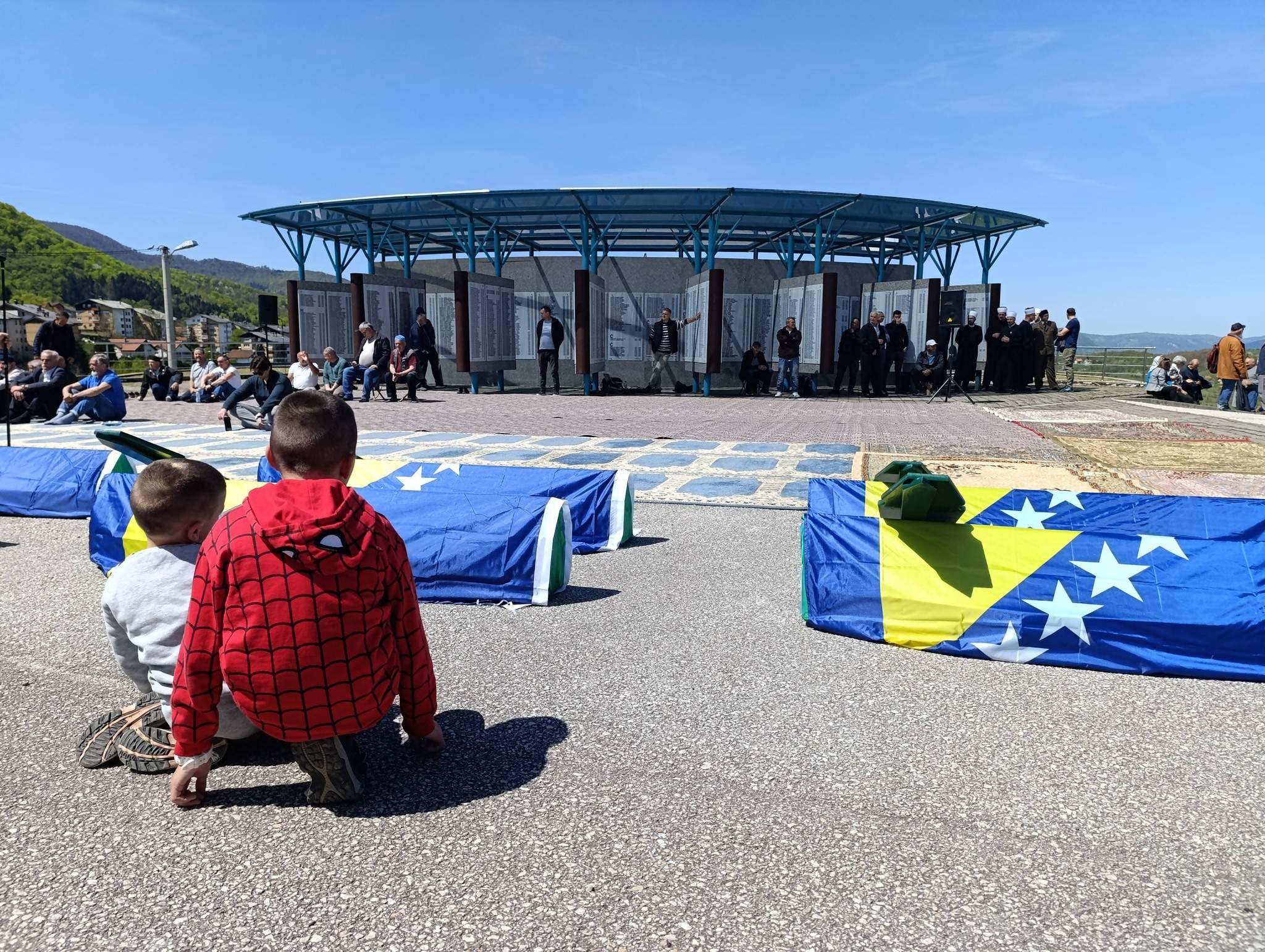 00.jpg - Vlasenica: Klanjana dženaza-namaz i obavljen ukop &scaron;est &scaron;ehida agresije na Bosnu i Hercegovinu