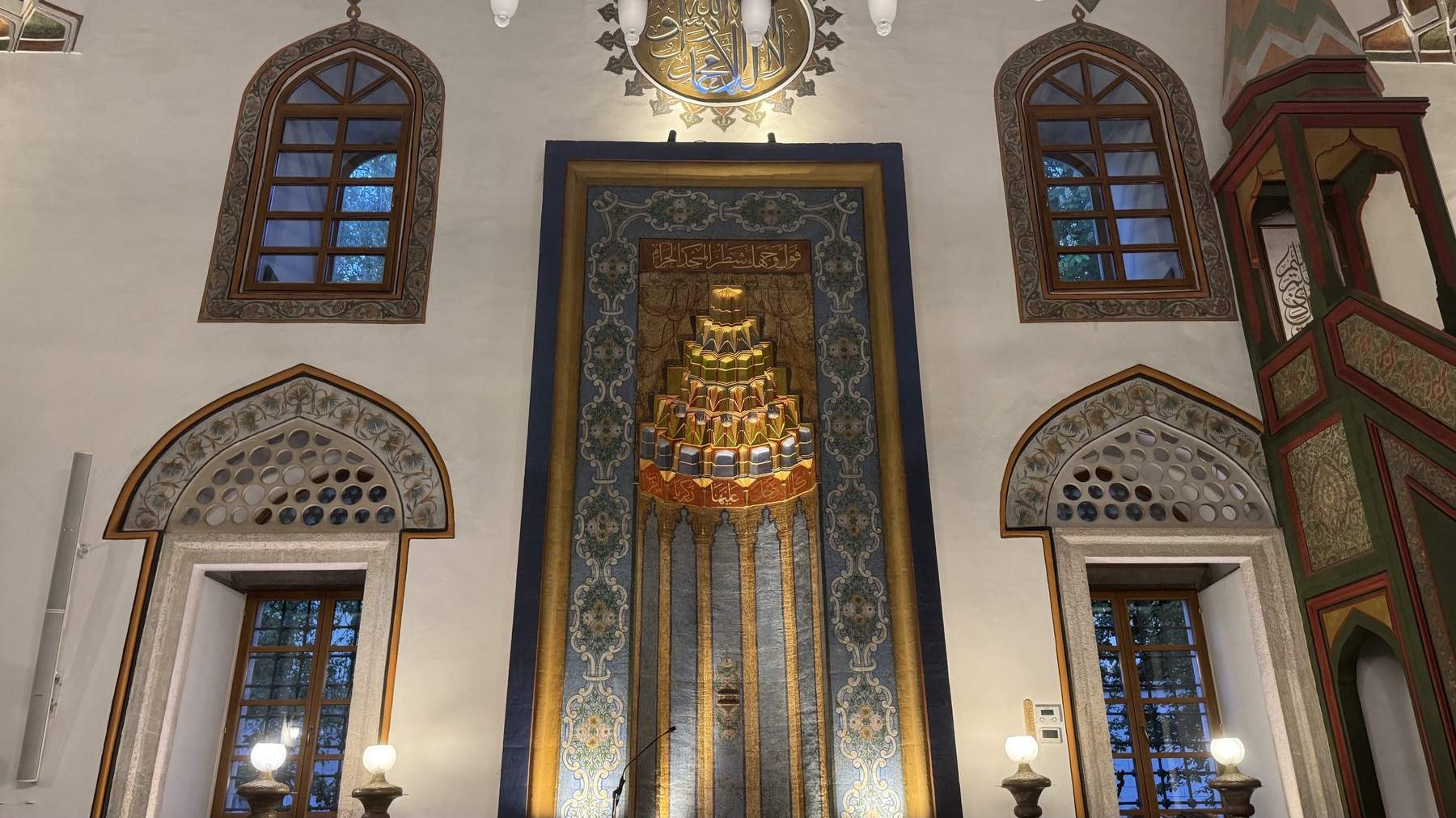 Unutra&scaron;njost Careve džamije u Sarajevu (Foto: A.M./Preporod.info) - Kad džamija progovori: Mihrab, minber i saf