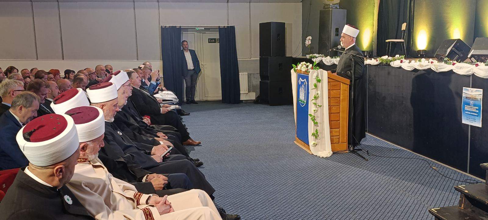 2.jpg - Reisul-ulema na obilježavanju 30. godina IPF-a u Bihaću: Nemamo pravo odustajati od borbe i ulaganja u znanje