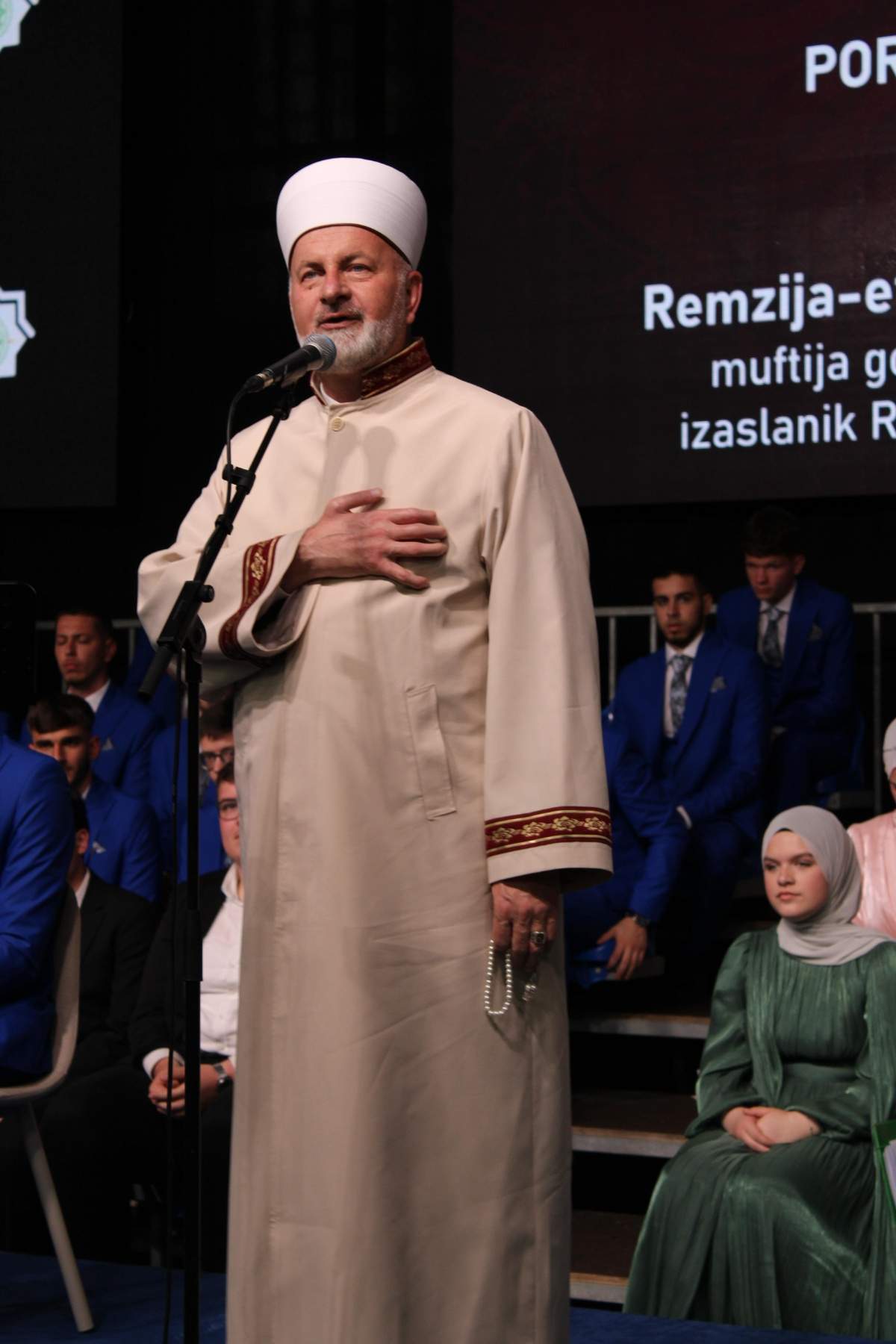Mostar-akademija27.jpg - Mostar: Svečanom akademijom ispraćena 381. generacija maturanata Karađoz-begove medrese
