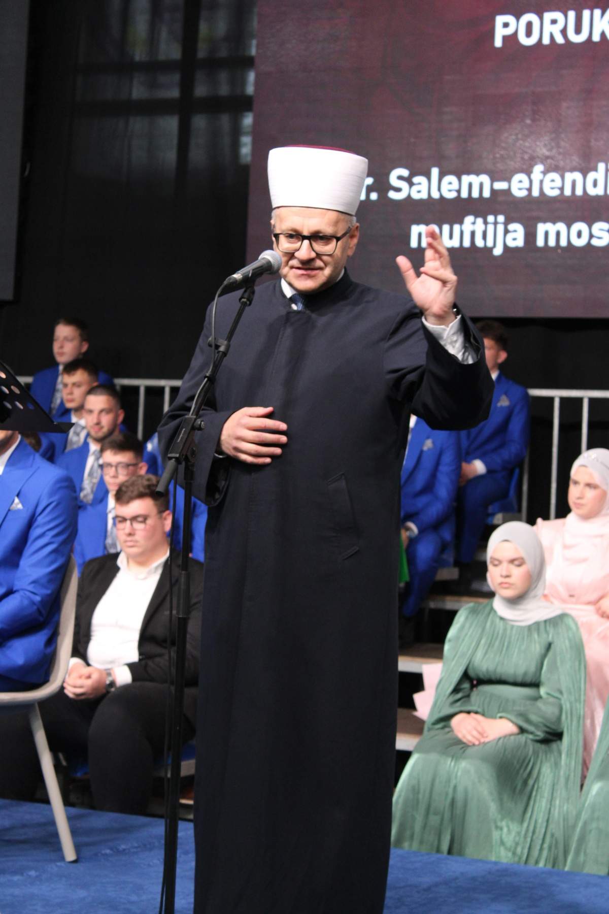 Mostar-akademija21.jpg - Mostar: Svečanom akademijom ispraćena 381. generacija maturanata Karađoz-begove medrese