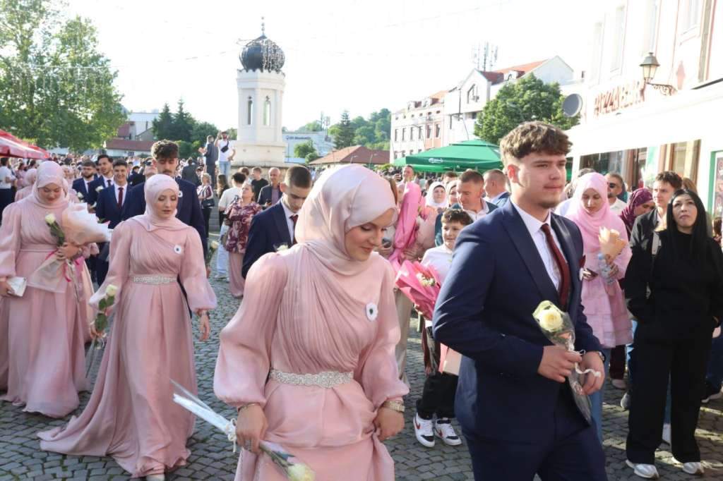 l_044d459cd2fe716068226374309ef47e.jpg - Maturanti 350. generacije Behram-begove medrese prošetali Tuzlom