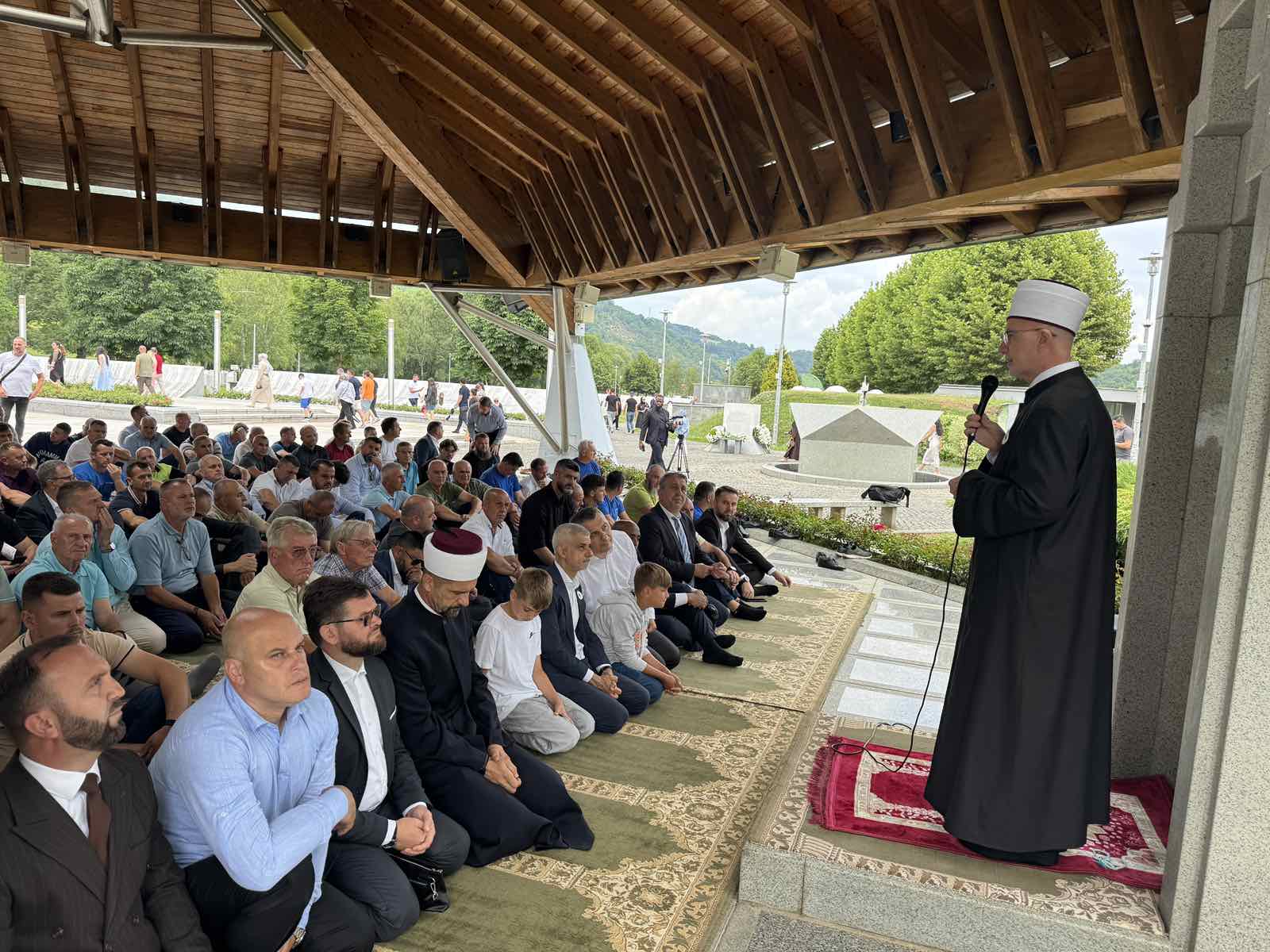 Obraćanje muftije dr. Vahida Fazlovića prije džuma namaza, gradonačelnik Londona Sadiq Khan u prvom safu Obraćanje muftije dr. Vahida Fazlovića prije džuma namaza, gradonačelnik Londona Sadiq Khan u prvom safu
