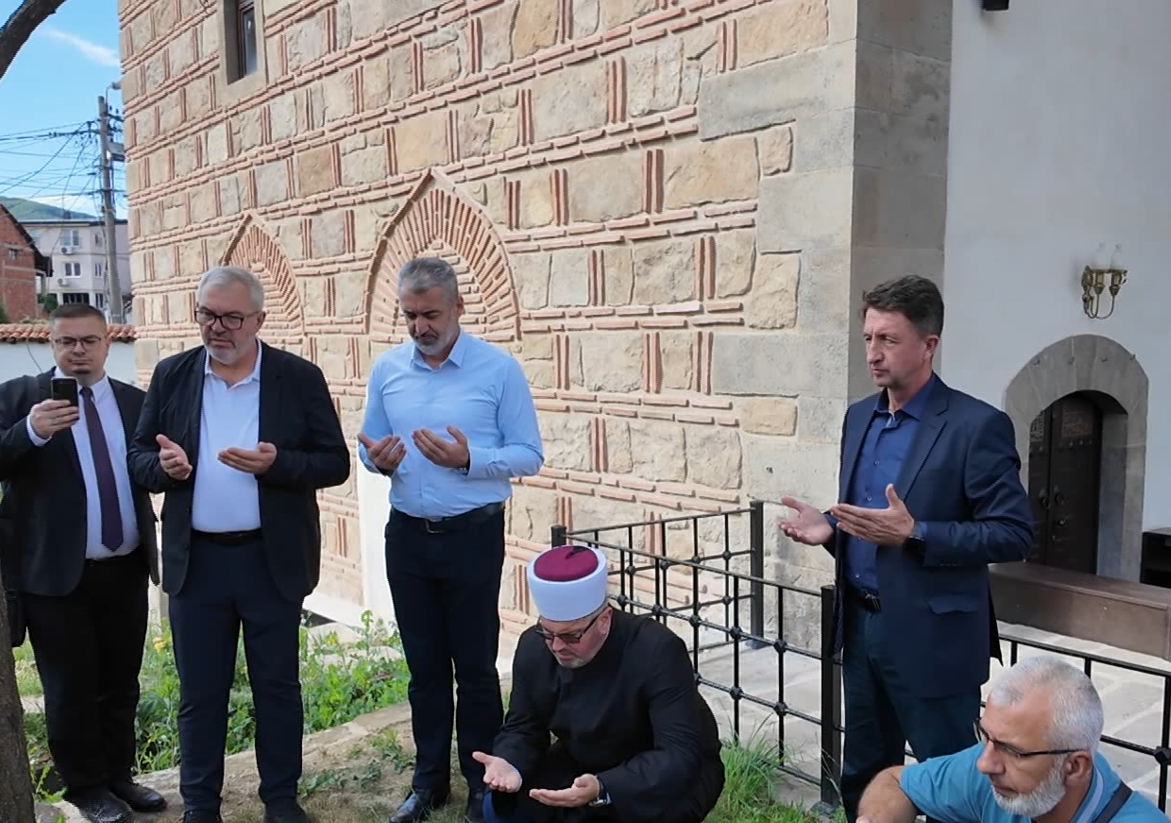 Dova: Altun-alem džamija Dova: Altun-alem džamija